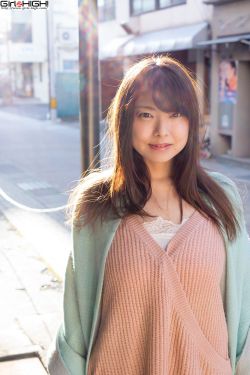 少女紧致挺立的双乳无罩