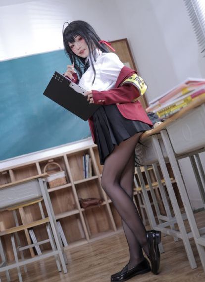 将裙子撩到腰间进入她